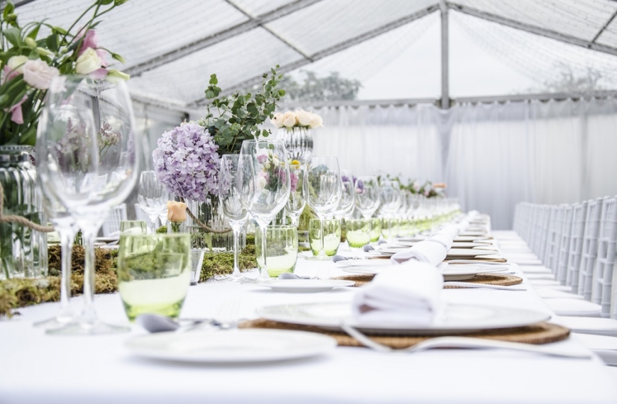 Presentación y preparación de la mesa de una boda