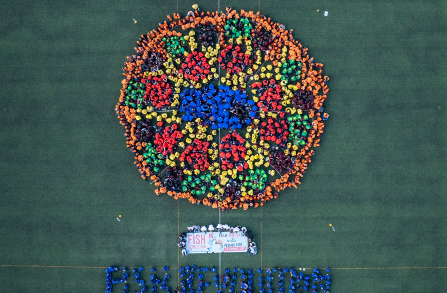 Más de mil niños recrean la pizza humana más grande del mundo por la llegada de la Fish Pizza a los comedores escolares de Scolarest
