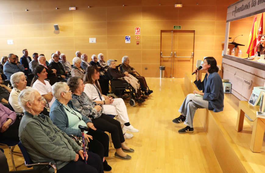El centro de alzheimer Reina Sofía de Madrid celebra el Día del Libro con la autora de “Amapolas en octubre”, Laura Riñón Sirera